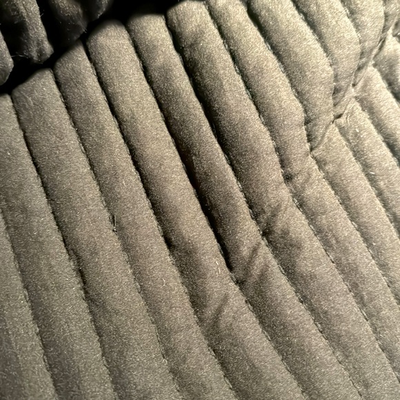 UGG Devon Quilt Set. Channel stitch quilting pattern. Charcoal. Queen - Picture 4 of 7